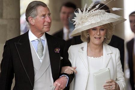20 Jahre ist es her, dass Charles, damals noch der Prince of Wales, und Camilla Parker Bowles sich in der Guildhall in Windsor das Jawort gaben. Es war eine kleine Zeremonie, bei der nicht einmal die ... 20 Jahre ist es her, dass Charles, damals noch der Prince of Wales, und Camilla Parker Bowles sich in der Guildhall in Windsor das Jawort gaben. Es war eine kleine Zeremonie, bei der nicht einmal die ...
