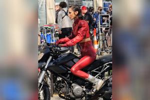 Bella Hadid heizt Paris mit rotem Latexanzug ein