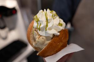 Sommertrend '25? Eis im Brioche-Brötchen