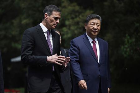 Chinas Präsident Xi warb vor Spaniens Regierungschef Sánchez um mehr Zusammenarbeit mit der EU. 
