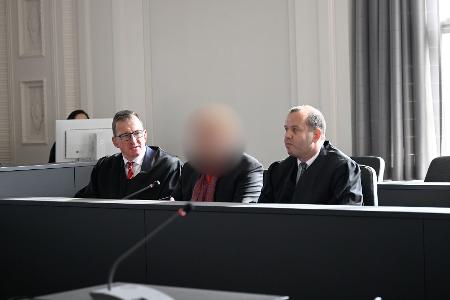 Ein langwieriger Prozess um die Insolvenz des Wismarer Holzverarbeiters German Pellets ist zu Ende. Der angeklagte Geschäftsführer zeigte sich - in Teilen - geständig. Ein langwieriger Prozess um die Insolvenz des Wismarer Holzverarbeiters German Pellets ist zu Ende. Der angeklagte Geschäftsführer zeigte sich - in Teilen - geständig.