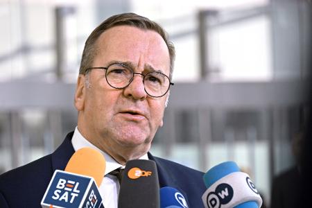 Zur Frage eines möglichen deutschen Truppeneinsatzes zur Absicherung eines künftigen Waffenstillstands wollte sich Pistorius weiter nicht äußern.