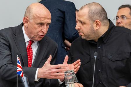 Der ukrainische Verteidigungsminister Rustem Umjerow (r), hier mit seinem britischen Kollegen John Healey, bedankt sich bei Deutschland.