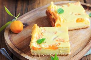 Mit knusprigem Boden: Fruchtiger Mandarinen-Käsekuchen vom Blech