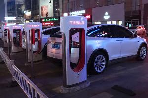 Tesla stoppt in Zollstreit Order von zwei Modellen in China