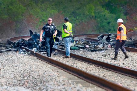Das Flugzeug ging in Flammen auf.