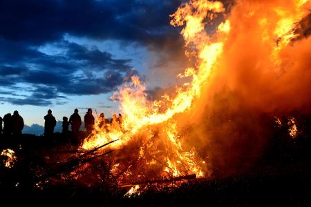 Wegen der Trockenheit steht noch nicht überall fest, ob Osterfeuer abgebrannt werden können. (Archivfoto) Wegen der Trockenheit steht noch nicht überall fest, ob Osterfeuer abgebrannt werden können. (Archivfoto)