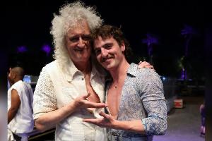 Benson Boone performt "Bohemian Rhapsody" mit Queen-Legende Brian May
