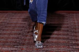 Mischung aus Ballerina und Sneaker: "Sneakerinas" sind im Trend