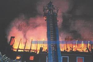Mehrfamilienhaus in Vollbrand