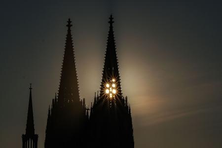 Der Kölner Polizei bot sich eine Szenerie fast wie in einem Bond-Film: Mit einem Hubschrauber beobachteten sie nachts Kletterer am Nordturm des Doms. (Archivbild) Der Kölner Polizei bot sich eine Szenerie fast wie in einem Bond-Film: Mit einem Hubschrauber beobachteten sie nachts Kletterer am Nordturm des Doms. (Archivbild)