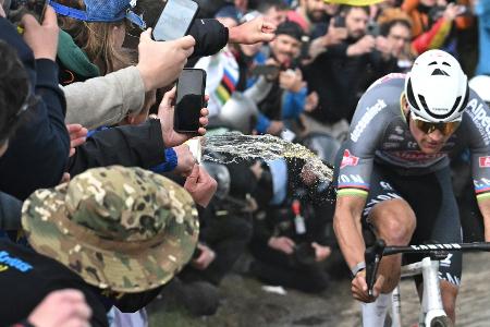 Van der Poel nach Flaschenwurf: 