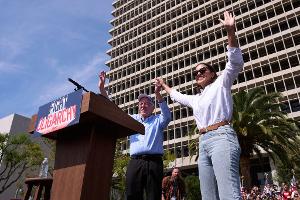 Sanders und Ocasio-Cortez warnen vor Trump und Superreichen