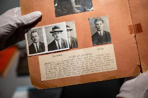Eine Mappe im Polizeimuseum Niedersachsen gibt Einblick in die Mordsache Fritz Haarmann. (Archivbild)