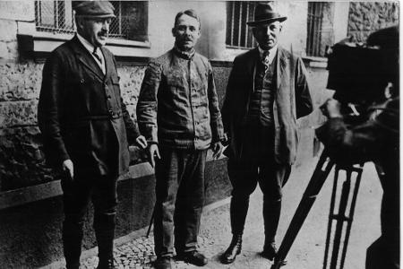 Fritz Haarmann - hier auf einem undatierten Archivbild in der Mitte - ermordete mindestens 24 Jungen und junge Männer.