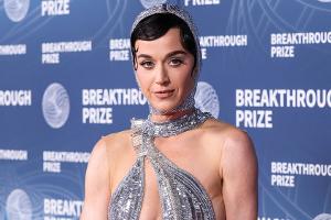 Vor Flug ins Weltall: Katy Perry zeigt sich schon im Raumanzug