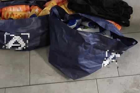 Diebesgut in den mitgeführten Taschen-
Foto-Quelle: Bundespolizeiinspektion Hamburg Diebesgut in den mitgeführten Taschen-
Foto-Quelle: Bundespolizeiinspektion Hamburg