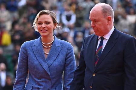 Fürstin Charlène und Fürst Albert II. strahlen auf dem Tennisplatz Fürstin Charlène und Fürst Albert II. strahlen auf dem Tennisplatz