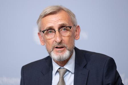 Sachsens Innenminister Armin Schuster (CDU) meint, eine geschäftsführende Regierung sollte keine weitreichenden Entscheidungen treffen. Dazu zählt er auch die Aufnahme gefährdeter Menschen aus Afghanistan. (Archivbild)