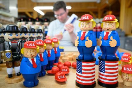 Donald Trump fürs Wohnzimmer: Kunsthandwerker in Seiffen widmen dem US-Präsidenten eine neue Räucherfigur. 