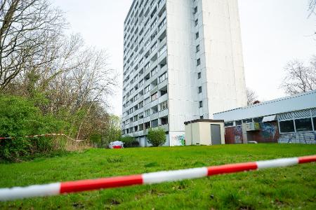 Nach dem tödlichen Sturz eines Jugendlichen aus einem Hochhaus hat die Polizei Absperrband angebracht. 