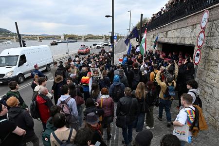 Anhänger der Opposition demonstrieren vor dem Parlament gegen die Verfassungsänderungen, durch die non-binäre Personen nicht als solche anerkannt werden und Verbote öffentlicher Veranstaltungen nicht-heresosexueller Gemeinschaften möglich machen.