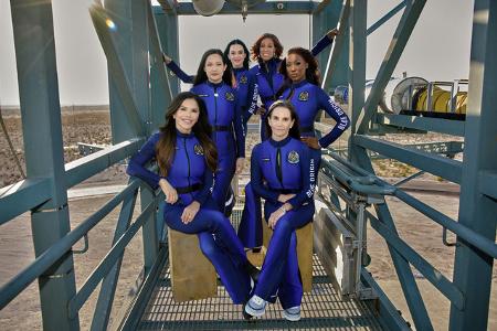 Nicht alle sind von dem Blue Origin-Flug von Katy Perry (40), Gayle King (70), Lauren Sanchez (55) und Co. begeistert. Die Frau von Jeff Bezos hatte ihre Freundinnen zu einem Trip in den Weltraum eing ... Nicht alle sind von dem Blue Origin-Flug von Katy Perry (40), Gayle King (70), Lauren Sanchez (55) und Co. begeistert. Die Frau von Jeff Bezos hatte ihre Freundinnen zu einem Trip in den Weltraum eing ...