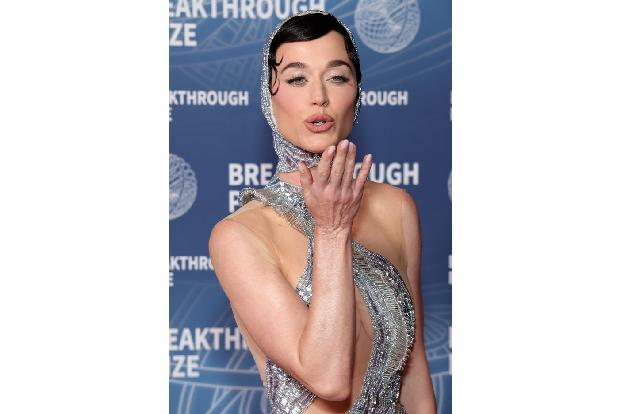 Kritik kam nicht nur von Promis. Vor wenigen Jahren hatte Katy Perry den ehemaligen Besitzer ihrer 15-Millionen-Dollar-Villa auf Schadenersatz verklagt. Dabei handelt es sich um einen 85-jährigen, sch ...