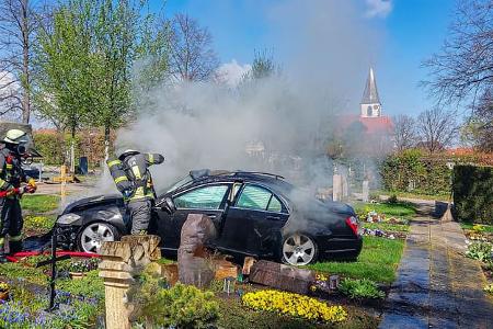 Mercedes S-Klase Unfall Friedhof