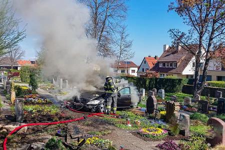 Mercedes S-Klase Unfall Friedhof