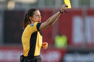DFB: Kost leitet Frauenfinale - Krahn trägt Pokal