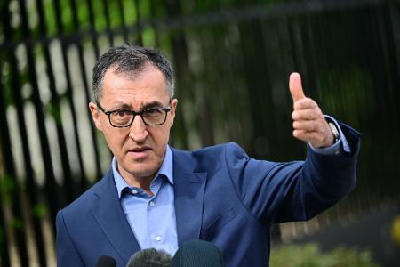 Der geschäftsführende Bundeslandwirtschaftsminister Cem Özdemir (Grüne) zeigt sich erfreut darüber, dass Deutschland frei von der Maul- und Klauenseuche ist, sieht aber neue Risiken.