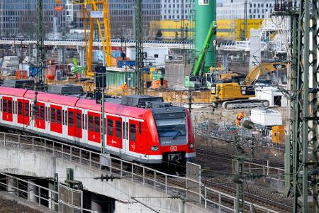 Den schlechten Zustand der Infrastruktur und die zahlreichen Baustellen merken Fahrgäste jeden Tag - wie etwa in München auf der Stammstrecke. (Archivbild)