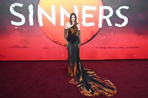 Hailee Steinfeld begeistert in London im Flammen-Look
