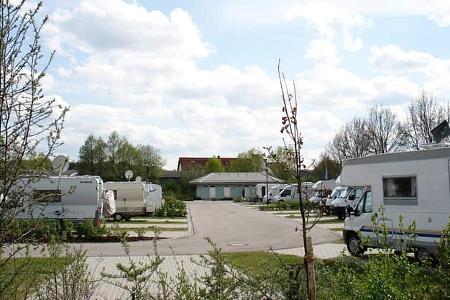 Wohnmobil-Stellplatz mit Bäumen und Wohnmobilen