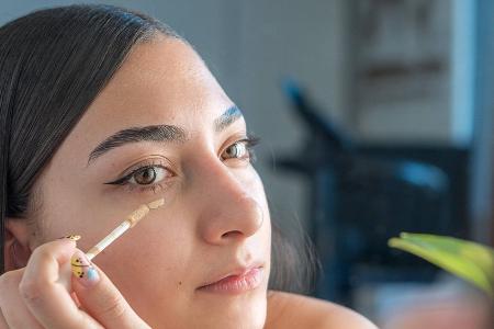 Dieser Trick hilft gegen Concealer-Creasing