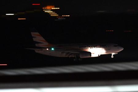 Das Flugzeug landete am späten Abend am Flughafen Halle/Leipzig. Die Reise hatte für die Afghaninnen und Afghanen am Vormittag in der pakistanischen Hauptstadt Islamabad begonnen. 