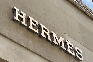 Hermès will im Zollkonflikt seine Kunden stärker zur Kasse bitten. 