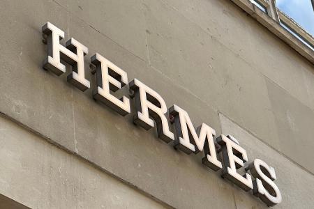 Hermès will im Zollkonflikt seine Kunden stärker zur Kasse bitten. 