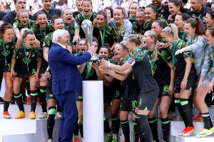 Frauen-Finale: Steinmeier überreicht den Pokal in Köln