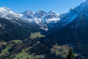 Skifahren und Wandern im Frühling