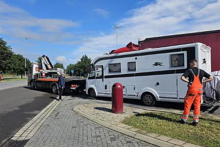 Integriertes Wohnmobil wird abgeschleppt