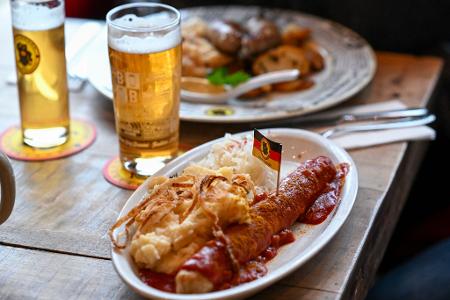Wird die Currywurst günstiger, wenn die Mehrwertsteuer für Speisen in der Gastronomie sinkt? (Symbolbild) Wird die Currywurst günstiger, wenn die Mehrwertsteuer für Speisen in der Gastronomie sinkt? (Symbolbild)