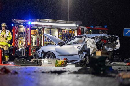 Zwei Menschen starben bei dem Unfall auf der A59. 
