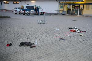 Messerangriff vor Supermarkt: Zwei Menschen schwer verletzt
