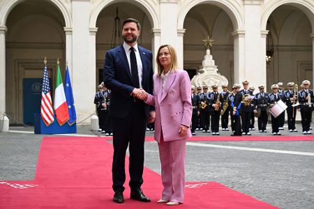 Italiens Ministerpräsidentin Giorgia Meloni empfängt US-Vize JD Vance.
