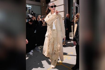 Anne Hathaway glänzt in zerrissener Pailetten-Hose
