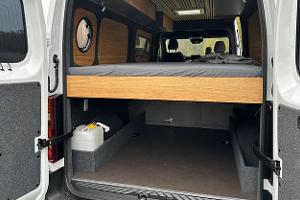 Schicker Campingbus-Ausbau des Renault Master