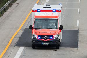 Handbremse nicht gezogen: Auto überrollt Mann
