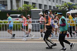 Chinesische Roboter laufen Halbmarathon gegen Menschen